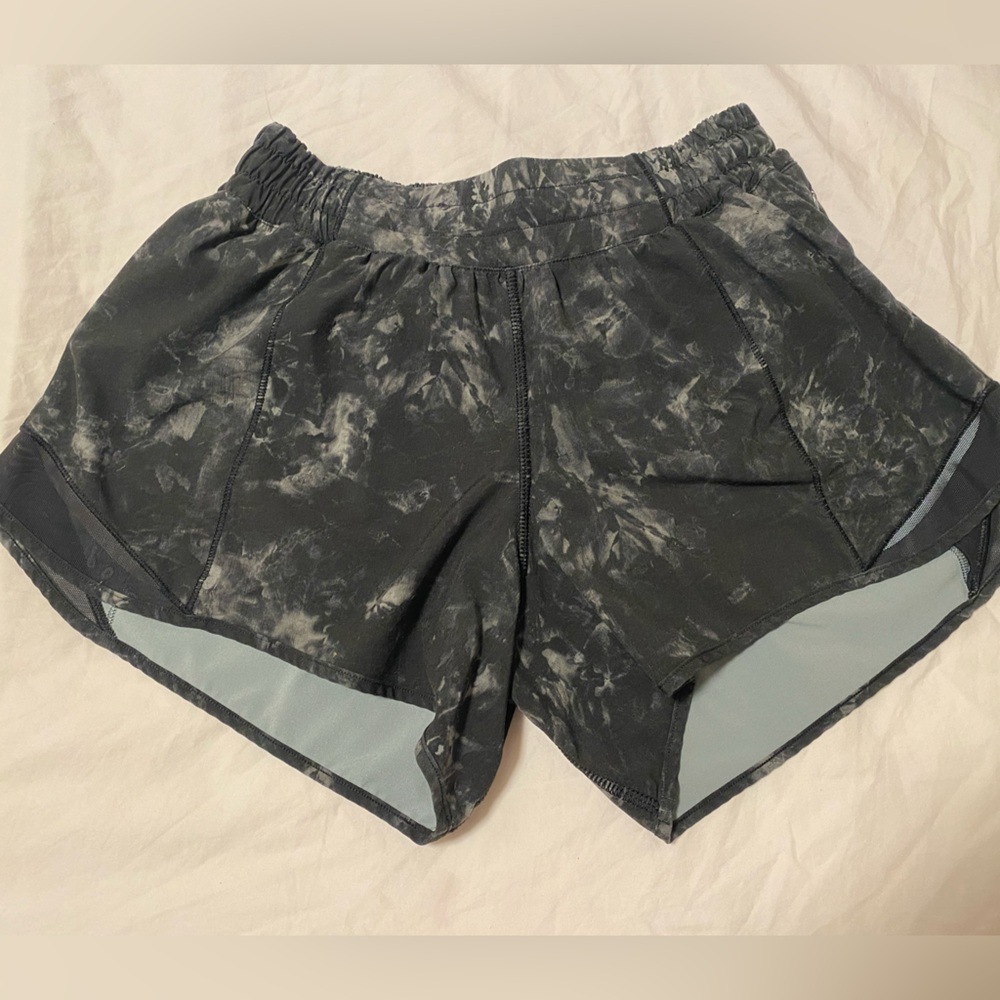 LuLuLemon Hotty Hot 4’inch shorts